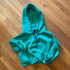 Green hoodie cropped